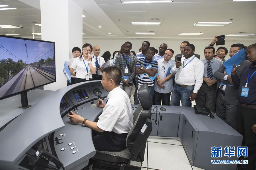 （社會）（1）13國&ldquo;老外&rdquo;進&ldquo;高鐵駕校&rdquo;