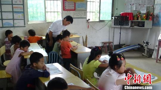 &ldquo;80后&rdquo;教師堅守鄉村20年愿山里孩子有個快樂童年