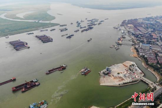 8月1日，巨型的水泥儲罐被吊離碼頭，湖南岳陽城陵磯新港區天欣碼頭的整治已基本完成。今年5月，長江岸線湖南段開展港口碼頭“關停并轉”專項整治行動。截至目前，該行動已集中關停42個碼頭泊位，退出岸線7302米。楊華峰 攝