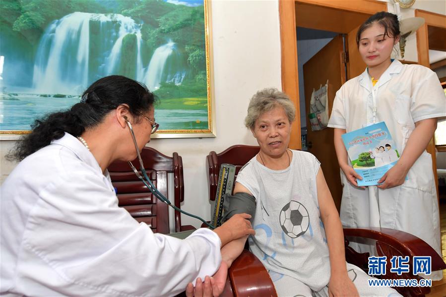 (新華全媒頭條·圖文互動)(6)以生命的名義——獻(xiàn)給首個“中國醫(yī)師節(jié)”