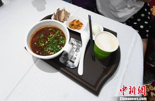 圖為“環(huán)西部火車游Y667/8次”列車上推出蘭州牛肉面套餐,套餐38元,有一碗牛肉面、一碟牛肉、一個雞蛋、一份小菜、一份甜胚子。 楊艷敏 攝