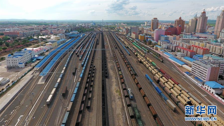 （新華全媒頭條&middot;壯闊歷程40年系列述評(píng)&middot;圖文互動(dòng)）（7）舉旗定向 康莊大道&mdash;&mdash;從改革開放40年看中國(guó)自信