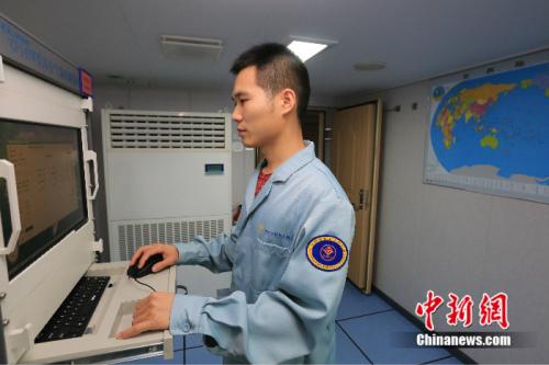 圖為遠望7號氣象預報員在操作氣象儀器,如今遠望7號船氣象預測十分準確,能夠準確地避開此類危險氣象。 韓帥 攝 點擊進入下一頁