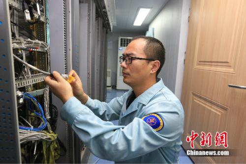 測控設備的線纜十分重要,即使如今遠望7號上已沒有老鼠作亂,李仁龍仍要經常對它們進行檢查。 韓帥 攝 點擊進入下一頁