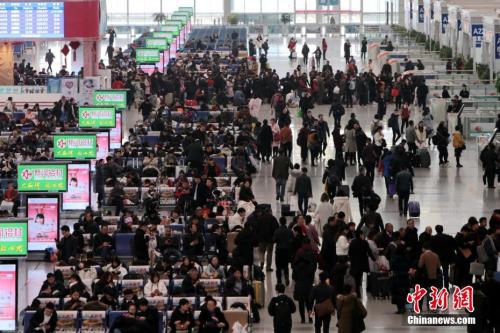 12月25日,西安北車站內(nèi)人頭攢動(dòng)。<a target='_blank' ><p align=