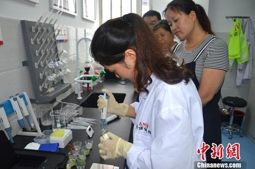 資料圖：工作人員根據消費者要求現場檢驗，共筑食品安全。<a target='_blank' ><p  align=