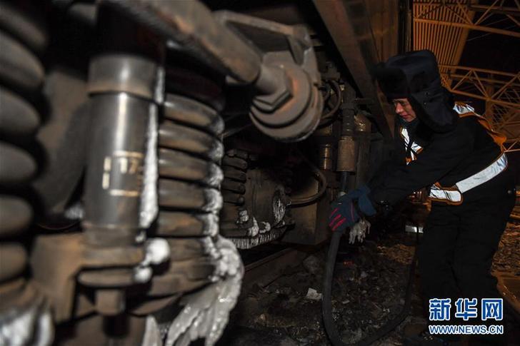 (圖文互動(dòng))(4)一夜寒風(fēng)話新年——極寒跨年夜里的勞動(dòng)者之歌