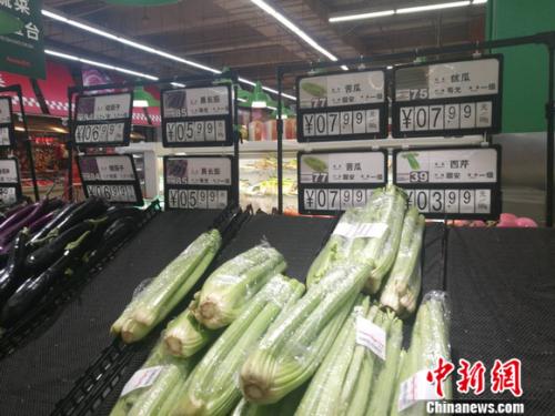 圖為超市里的蔬菜攤。正值晚間，一些菜已被人們買空。 謝藝觀 攝