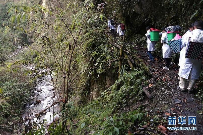（新華全媒頭條&middot;圖文互動(dòng)）（3）大峽谷里的&ldquo;背簍醫(yī)生&rdquo;