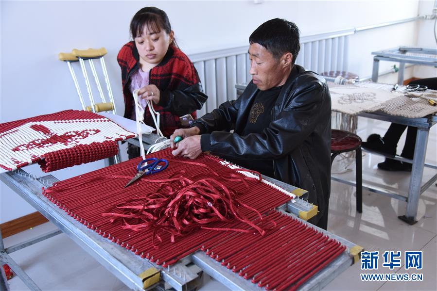 （在習(xí)近平新時代中國特色社會主義思想指引下&mdash;&mdash;新時代新作為新篇章&middot;圖文互動）（1）腳下有路 心中有志 生命有光&mdash;&mdash;殘疾夫妻&ldquo;跑贏&rdquo;脫貧沖刺