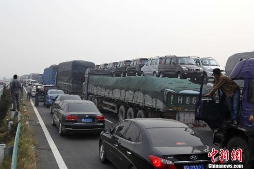 資料圖：高速擁堵不堪。<a target='_blank' ><p  align=