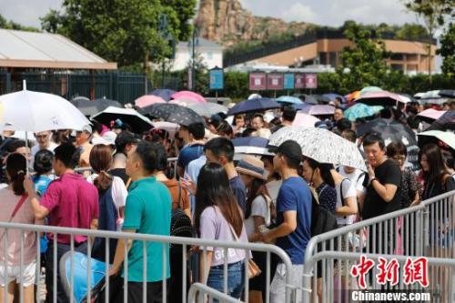 資料圖：游客排隊等待安檢。殷立勤 攝