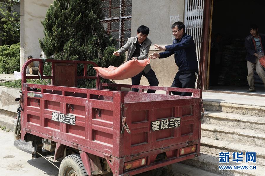 （在習(xí)近平新時(shí)代中國(guó)特色社會(huì)主義思想指引下&mdash;&mdash;新時(shí)代新作為新篇章&middot;圖文互動(dòng)）（2）云南省陸良縣：農(nóng)民給供銷(xiāo)社打&ldquo;白條&rdquo; 