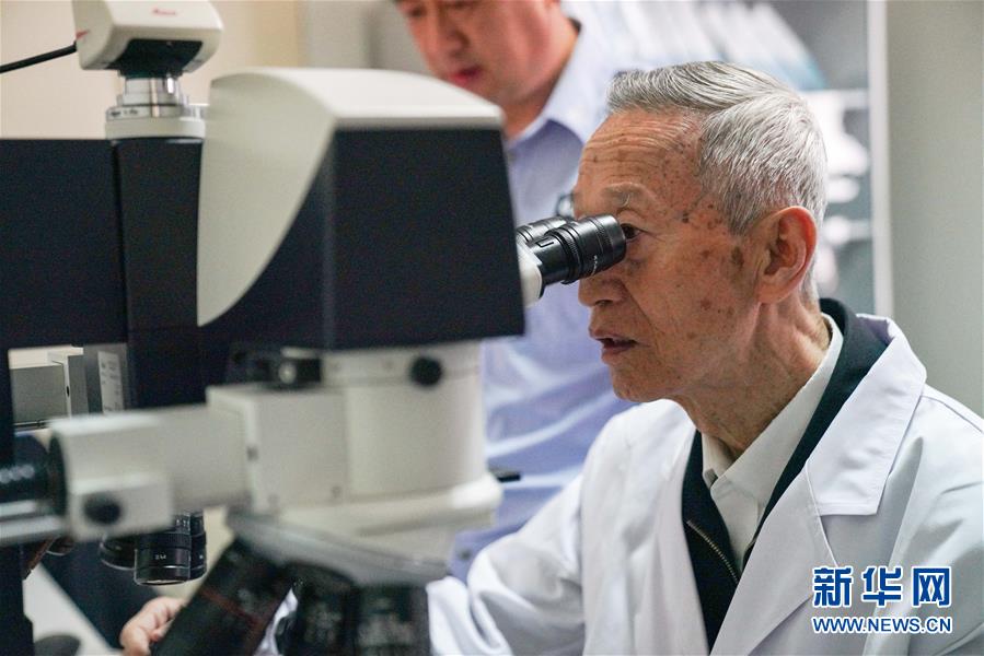 (新華全媒頭條·時代先鋒·圖文互動)(3)傳奇的英雄 無悔的忠誠——記刑偵痕跡檢驗(yàn)專家崔道植