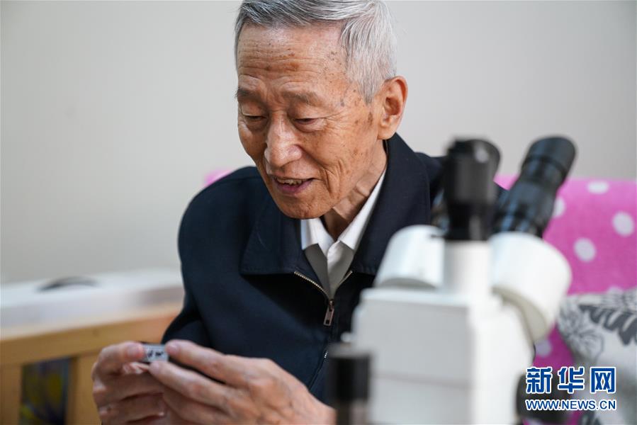 (新華全媒頭條·時代先鋒·圖文互動)(2)傳奇的英雄 無悔的忠誠——記刑偵痕跡檢驗(yàn)專家崔道植