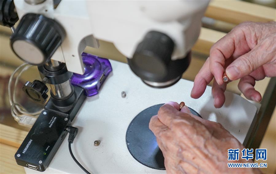 (新華全媒頭條·時代先鋒·圖文互動)(7)傳奇的英雄 無悔的忠誠——記刑偵痕跡檢驗(yàn)專家崔道植