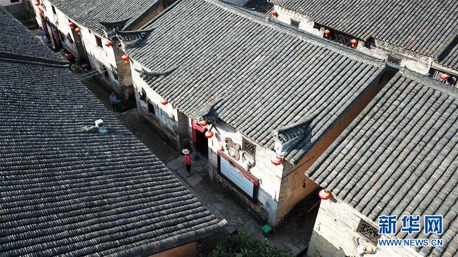 (壯麗70年·奮斗新時代——記者再走長征路·圖文互動)(8)半條被子折射軍民魚水情