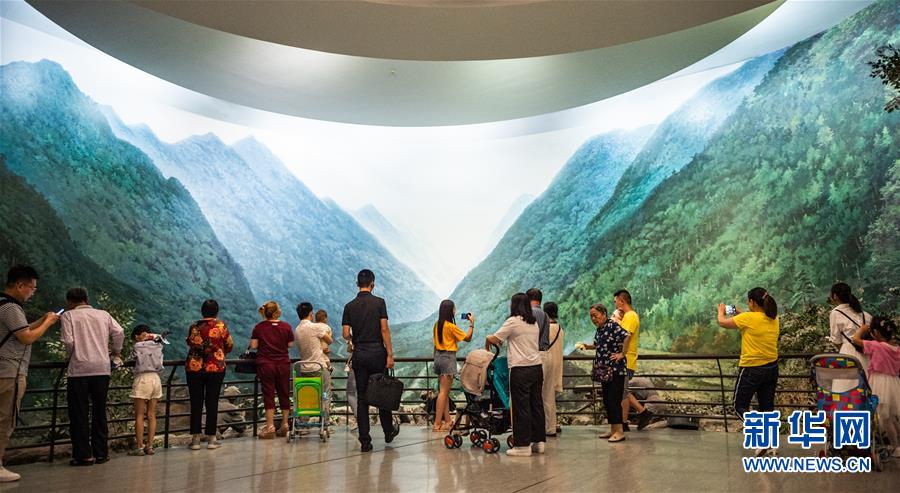 (新華全媒頭條·壯麗70年·奮斗新時(shí)代——記者再走長征路·圖文互動(dòng))(11)偉大轉(zhuǎn)折是怎樣發(fā)生的——重回遵義會(huì)議現(xiàn)場