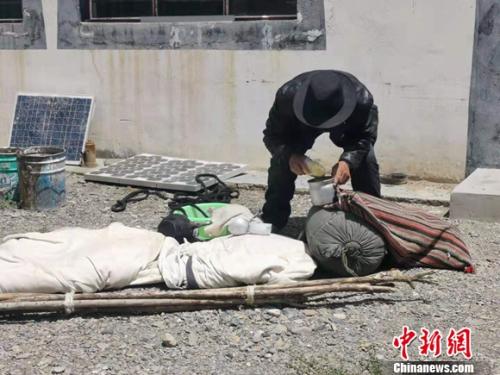 圖為黨確桑布展示以前巡邊時要帶的東西。 謝藝觀 攝