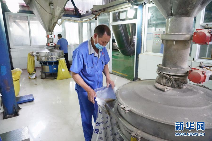 （在習(xí)近平新時(shí)代中國特色社會(huì)主義思想指引下&mdash;&mdash;新時(shí)代新作為新篇章&middot;總書記關(guān)心的百姓身邊事&middot;圖文互動(dòng)）（2）大污染變身&ldquo;大寶藏&rdquo;：治理畜禽糞污，他們這樣干！