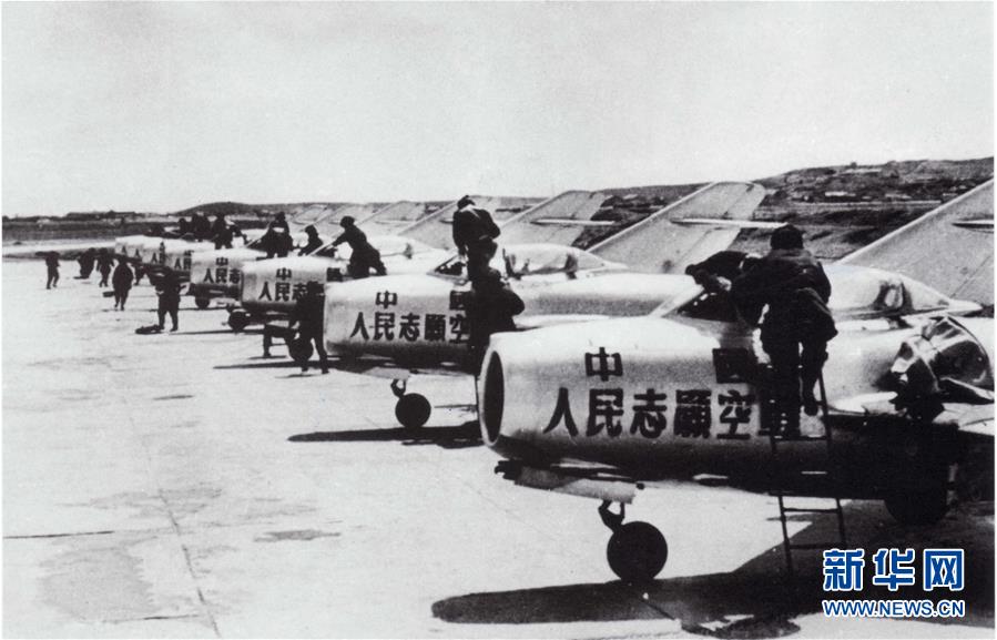 （新華全媒頭條&middot;人民空軍70年&middot;圖文互動）（3）陽光照耀奮飛的航程&mdash;&mdash;黨中央、中央軍委和習主席關(guān)心人民空軍建設(shè)發(fā)展紀實