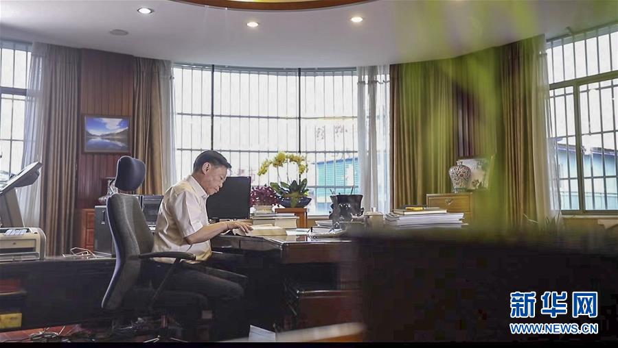 (新華全媒頭條·時代先鋒·圖文互動)(6)“要把論文寫在大地上”——記“農民院士”朱有勇