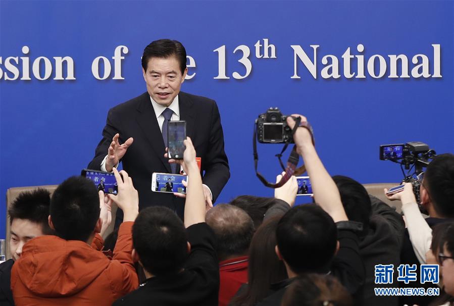 （兩會(huì)&middot;XHDW）（12）商務(wù)部部長鐘山等就&ldquo;促進(jìn)形成強(qiáng)大國內(nèi)市場 推動(dòng)全方位對(duì)外開放&rdquo;答記者問