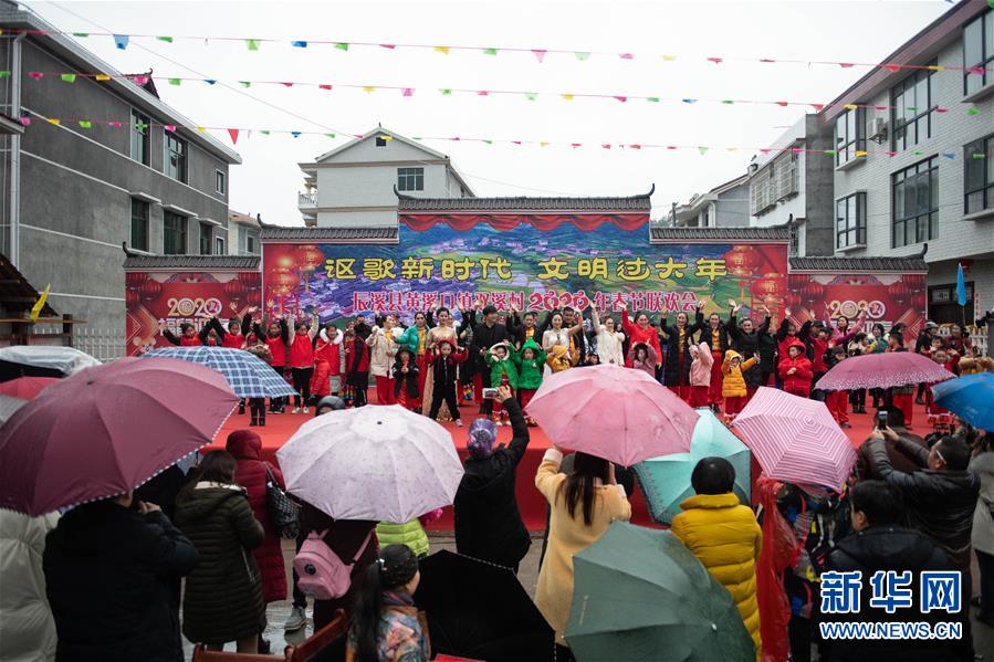 （新春走基層·圖文互動）（2）村晚“說唱”唱什么？