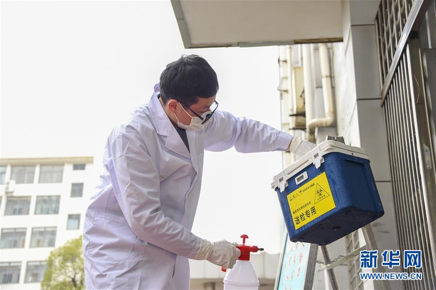 （新華全媒頭條&middot;圖文互動）（12）滄海橫流顯本色　戰&ldquo;疫&rdquo;一線黨旗紅&mdash;&mdash;全國各領域基層黨組織和廣大黨員奮力打好疫情防控阻擊戰（1）