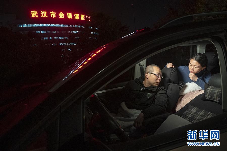 （一線抗疫群英譜&middot;圖文互動）（3）特寫：為節省10分鐘，這對醫護夫妻&ldquo;以車為家&rdquo;