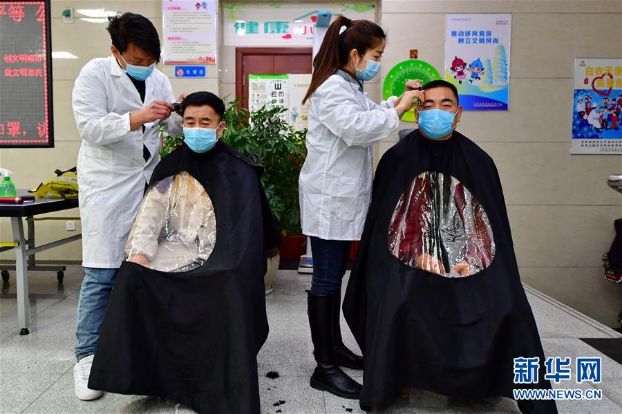 （在習(xí)近平新時(shí)代中國特色社會主義思想指引下&mdash;&mdash;新時(shí)代新作為新篇章&middot;習(xí)近平總書記關(guān)切事&middot;圖文互動）（3）戰(zhàn)&ldquo;疫&rdquo;中的&ldquo;凡人微光&rdquo;