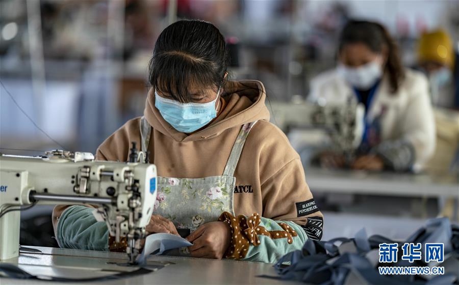 （在習近平新時代中國特色社會主義思想指引下&mdash;&mdash;新時代新作為新篇章&middot;習近平總書記關切事&middot;圖文互動）（1）戰(zhàn)&ldquo;疫&rdquo;要勁時，戰(zhàn)&ldquo;貧&rdquo;再加把勁！&mdash;&mdash;中央各部門助力脫貧攻堅很給力