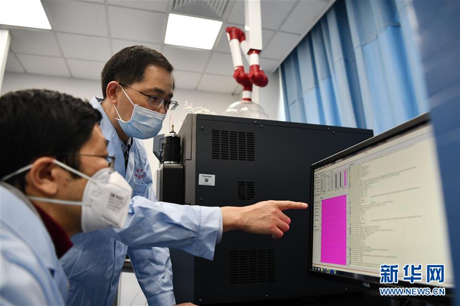 （習近平致敬的戰&ldquo;疫&rdquo;英雄&middot;科技工作者篇&middot;圖文互動）（7）他們，爭分奪秒與病魔較量