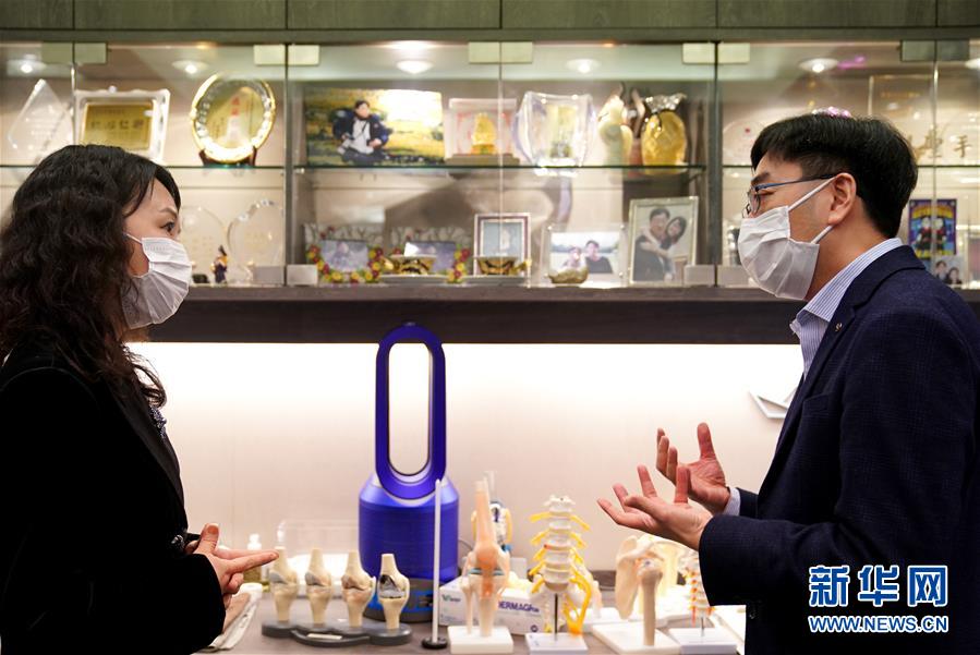 （香港故事&middot;圖文互動）（2）從&ldquo;非典&rdquo;到新冠，一位香港醫(yī)生親歷的兩次抗疫