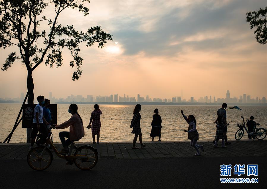 （在習近平新時代中國特色社會主義思想指引下——新時代新作為新篇章·習近平總書記關切事·圖文互動）（10）疫情防控不減壓　復工復產正加速——武漢“解封”滿月觀察