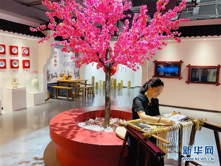 (圖文互動)(2)“泥書”老“絕活” “非遺”新“芳華”