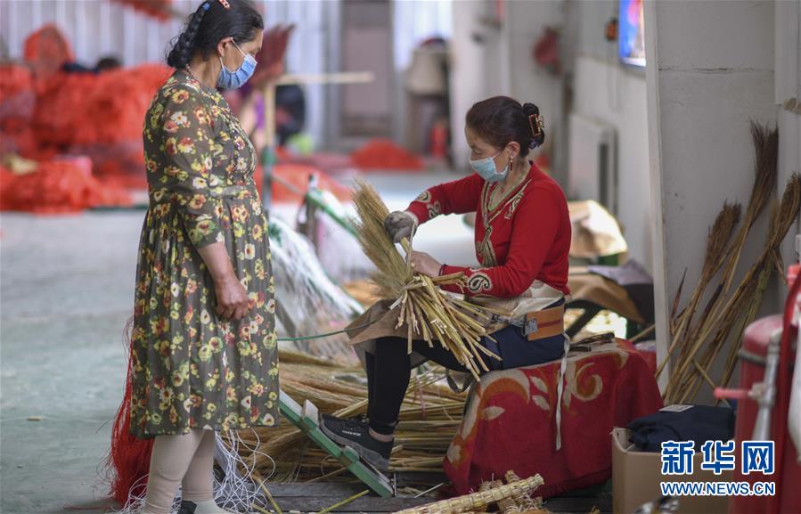 (決戰決勝脫貧攻堅·圖文互動)(2)“掃”出脫貧路:南疆深貧村巧變“創業村”