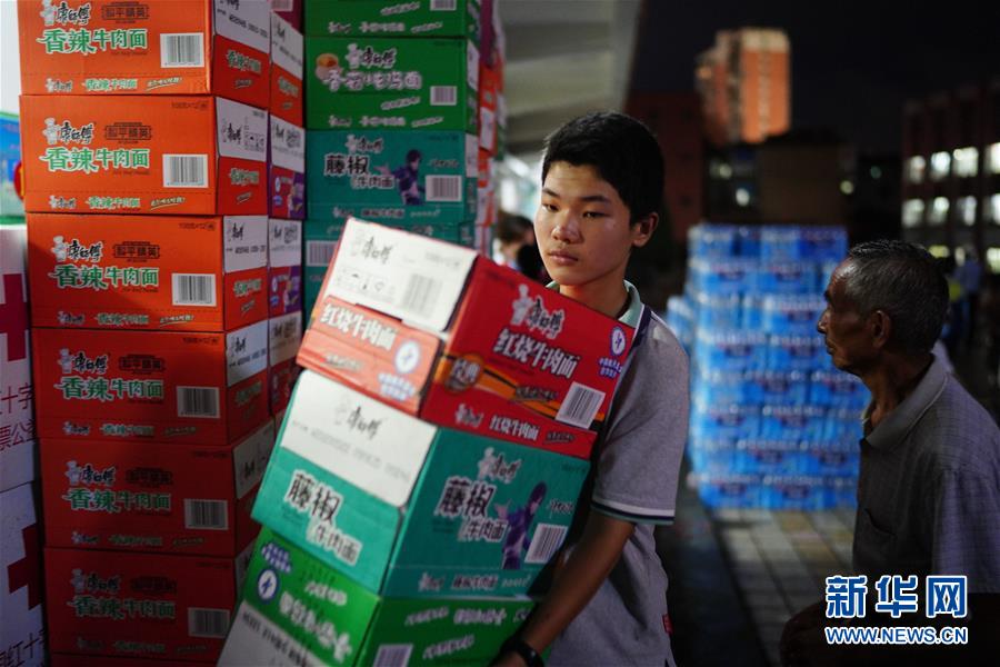 （在習近平新時代中國特色社會主義思想指引下&mdash;&mdash;新時代新作為新篇章&middot;習近平總書記關切事&middot;圖文互動）（2）遮風雨 送安穩&mdash;&mdash;受災群眾轉移安置中的暖心故事