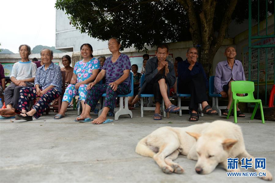 （在習近平新時代中國特色社會主義思想指引下&mdash;&mdash;新時代新作為新篇章&middot;習近平總書記關切事&middot;圖文互動）（8）遮風雨 送安穩&mdash;&mdash;受災群眾轉移安置中的暖心故事