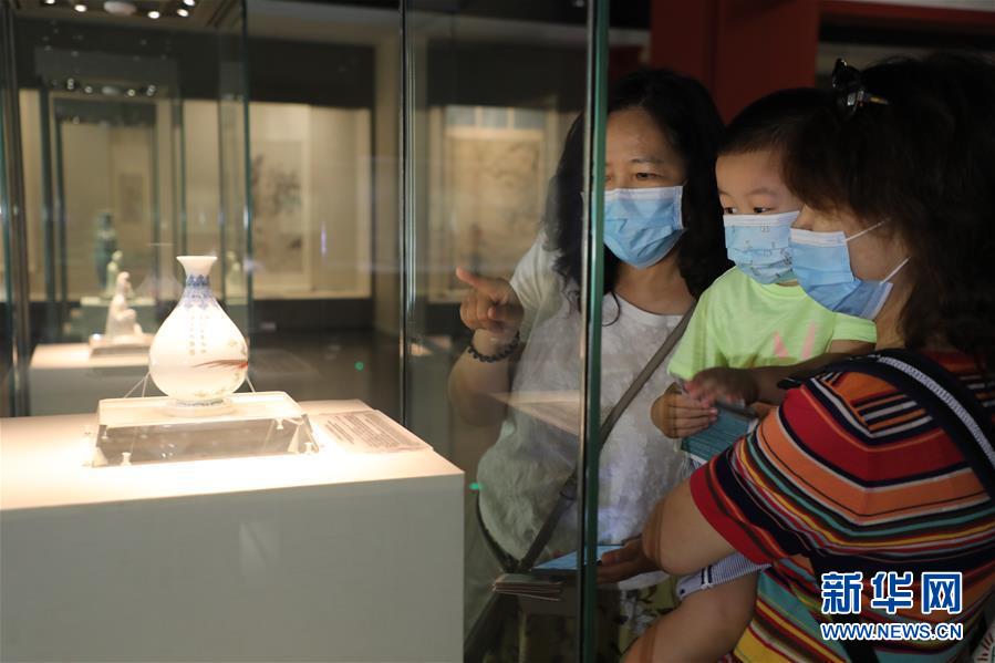 (文化視點·聽文物講故事·圖文互動)(1)琺瑯彩玉壺春瓶:乾隆皇帝甄選 成就舉世孤品