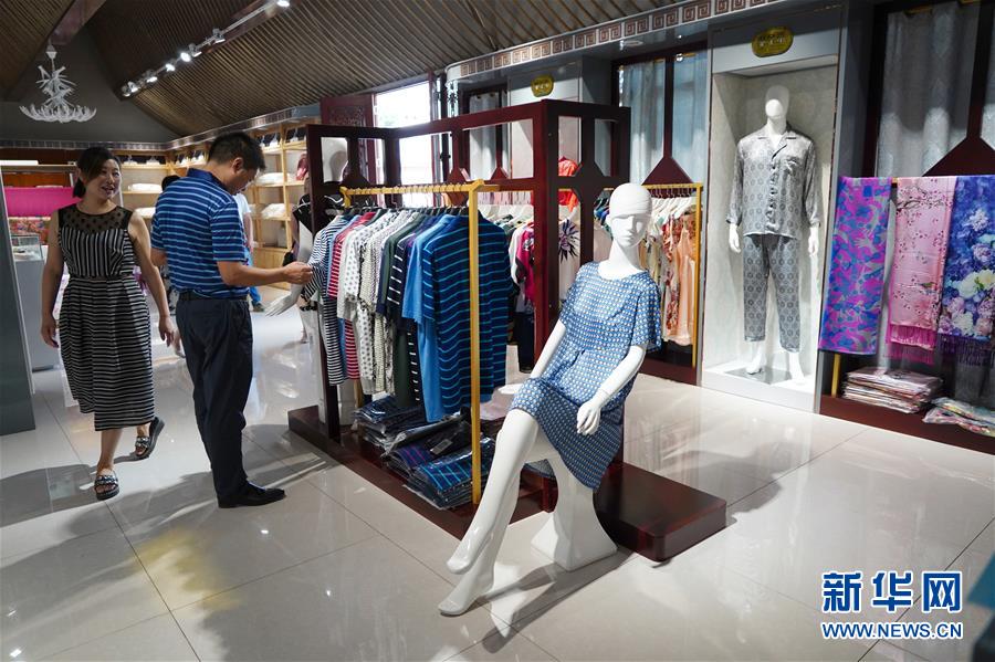 （走向我們的小康生活·圖文互動(dòng)）（2）綠了青山，紅了日子——秦巴山區(qū)群眾繪出小康“調(diào)色板”