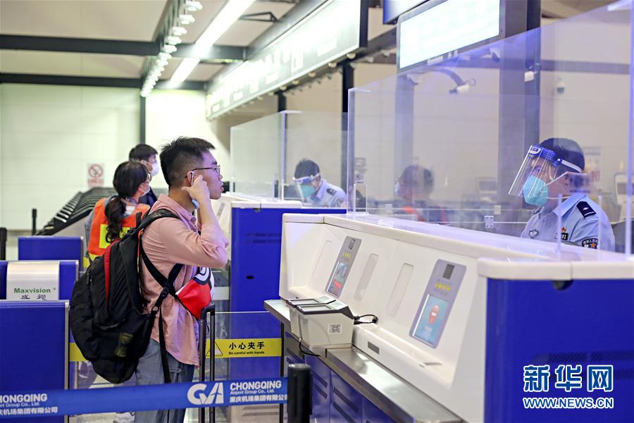 (圖文互動)(2)國內航空公司執飛的首條國際復學包機航線在渝啟航