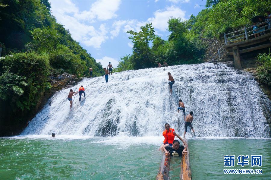 （集中連片特困地區(qū)貧困村調(diào)研行&middot;圖文互動）（5）百果園里幸福長&mdash;&mdash;湖南鳳凰縣菖蒲塘村脫貧調(diào)查