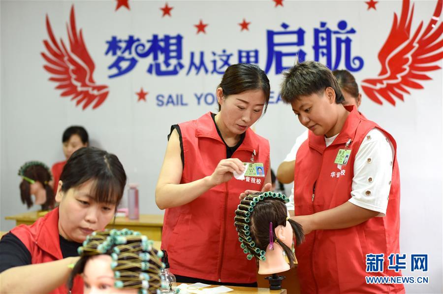 （習(xí)近平的小康故事&middot;新華視界&middot;圖文互動(dòng)）（8）&ldquo;讓每個(gè)人都有人生出彩的機(jī)會(huì)&rdquo;&mdash;&mdash;習(xí)近平和人民教育的故事