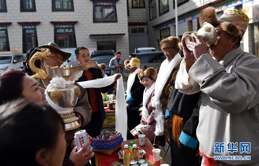 (兩會(huì)前夕看落實(shí)·圖文互動(dòng))(4)格桑花開(kāi) 幸福路寬——西藏落實(shí)習(xí)近平總書記全國(guó)兩會(huì)重要講話精神紀(jì)實(shí)