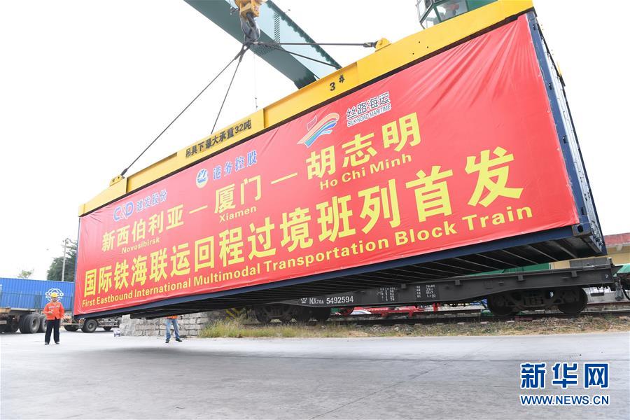 （在習近平新時代中國特色社會主義思想指引下&mdash;&mdash;新時代新作為新篇章&middot;習近平總書記關切事&middot;圖文互動）（6）我家大門常打開&mdash;&mdash;經濟特區全方位對外開放故事