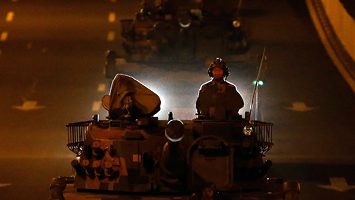 受閱部隊(duì)車輛經(jīng)過北京國(guó)貿(mào)橋