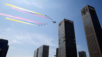 直升機(jī)組成&ldquo;70&rdquo;字樣飛過國(guó)貿(mào)