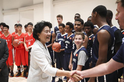 劉延?xùn)|觀(guān)看中美中學(xué)生男籃友誼賽