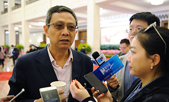 全國政協委員賈康接受采訪